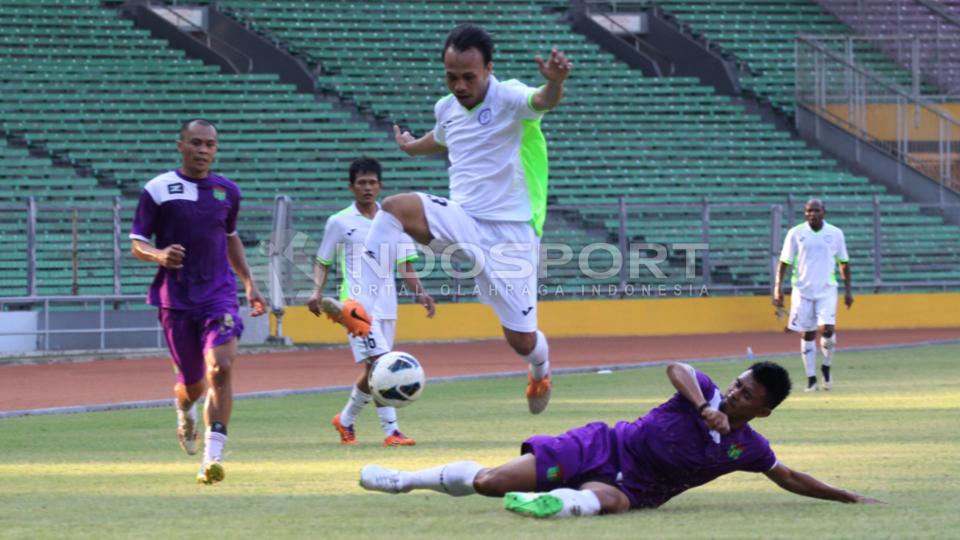 Pemain Star Ball dan pemain Persita Tanggerang berebut bola.